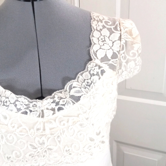 Woman's Size Large/Med Irovy Lace Top with Cap sleeves. - Picture 2 of 8
